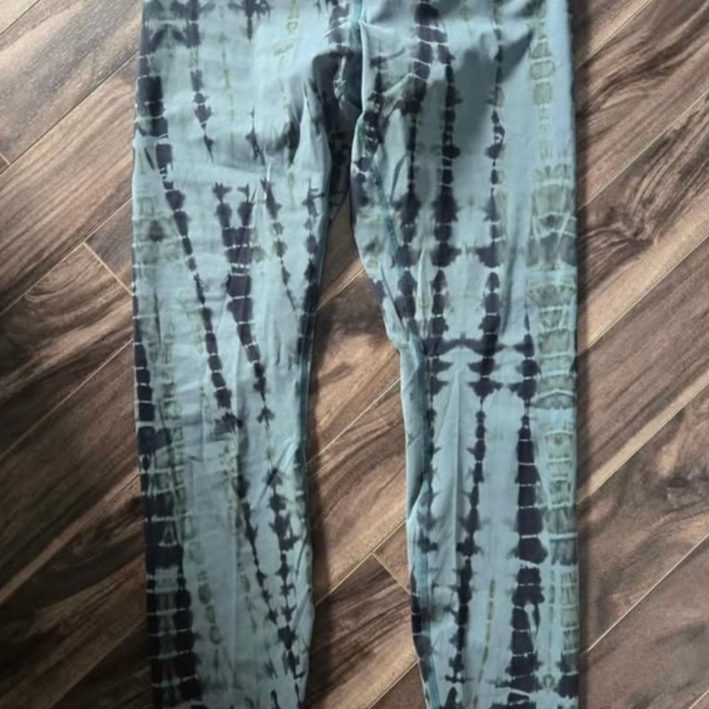 lululemon High Rise Tie-Dye Leggings - Black and Turquoise Size 6
